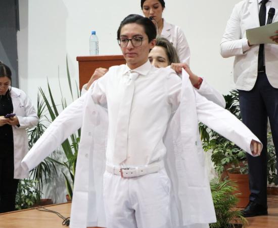 Realizan ceremonia de imposición de batas blancas a estudiantes de Medicina del CUSur