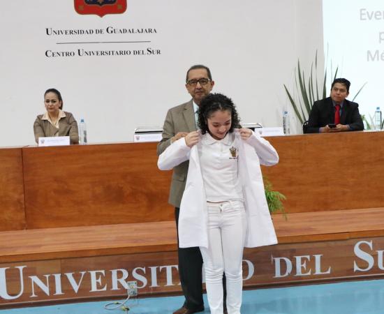 Realizan ceremonia de imposición de batas blancas a estudiantes de Medicina del CUSur