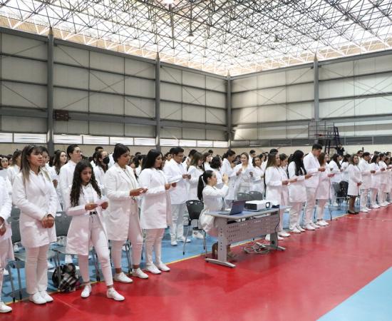 Realizan ceremonia de imposición de batas blancas a estudiantes de Medicina del CUSur