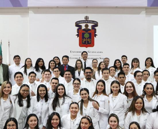 Realizan ceremonia de imposición de batas blancas a estudiantes de Medicina del CUSur