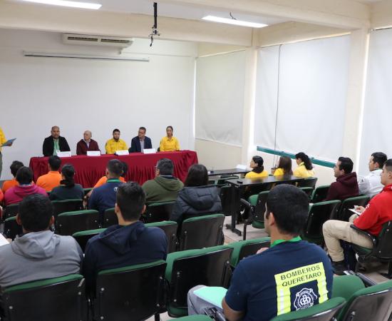 Capacitan a estudiantes del CUSur para combatir incendios forestales
