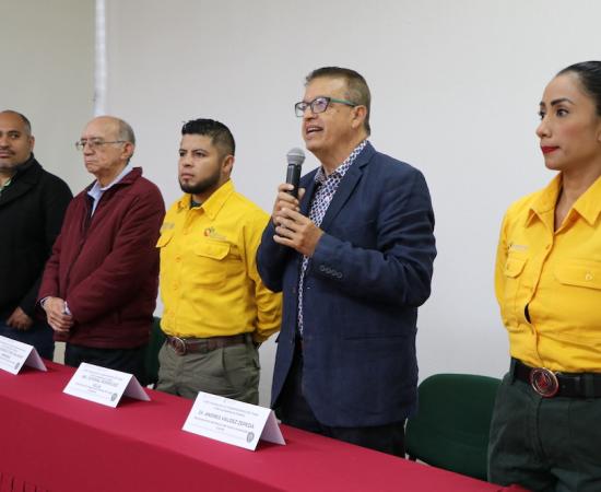 Capacitan a estudiantes del CUSur para combatir incendios forestales