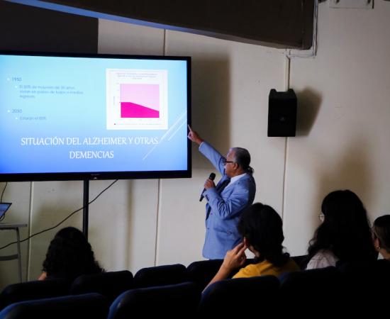 Imparten conferencia sobre la importancia de hablar del Alzheimer en 2023