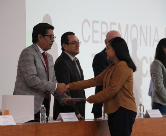 Celebran en ceremonia los nuevos titulados del CUSur