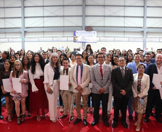 Celebran en ceremonia los nuevos titulados del CUSur