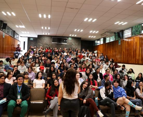 Reflexionan sobre el Día del Amor y la Amistad con conferencia sobre el bombardeo amoroso
