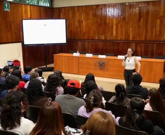 Reflexionan sobre el Día del Amor y la Amistad con conferencia sobre el bombardeo amoroso