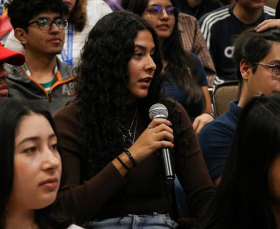 Reflexionan sobre el Día del Amor y la Amistad con conferencia sobre el bombardeo amoroso