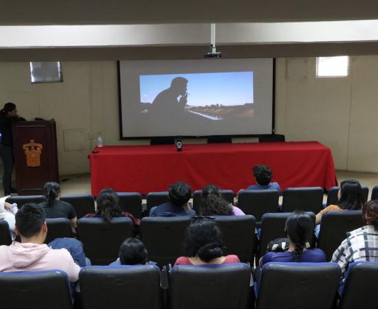 Cineasta charla con estudiantes de periodismo sobre la producción cinematográfica en México