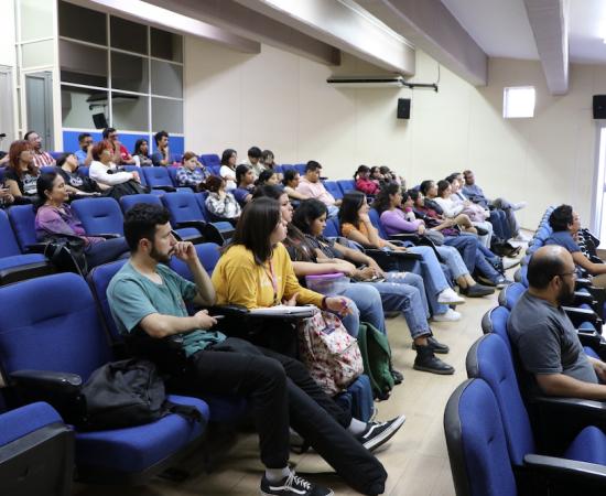 Cineasta charla con estudiantes de periodismo sobre la producción cinematográfica en México