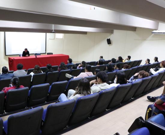 Cineasta charla con estudiantes de periodismo sobre la producción cinematográfica en México