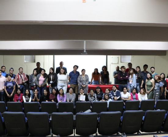 Cineasta charla con estudiantes de periodismo sobre la producción cinematográfica en México