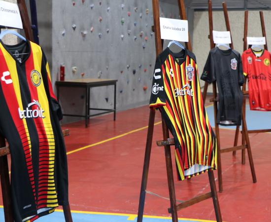 Arturo Martínez muestra la colección de camisetas de Leones Negros en el CUSur