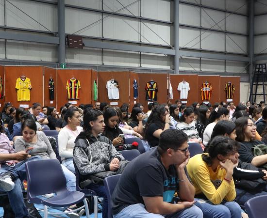 Arturo Martínez muestra la colección de camisetas de Leones Negros en el CUSur
