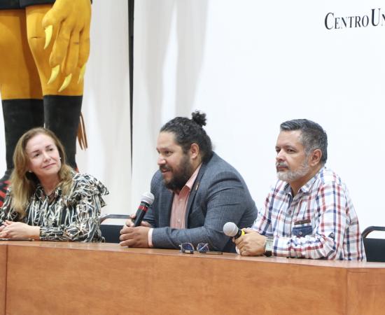 Arturo Martínez muestra la colección de camisetas de Leones Negros en el CUSur