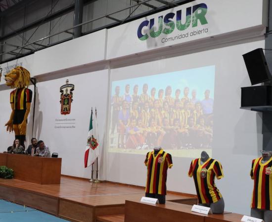 Arturo Martínez muestra la colección de camisetas de Leones Negros en el CUSur