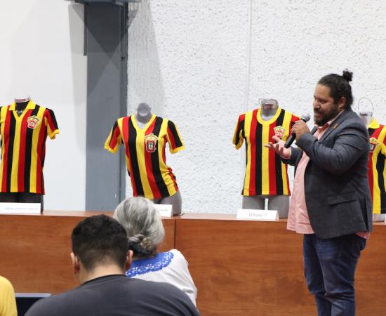 Arturo Martínez muestra la colección de camisetas de Leones Negros en el CUSur