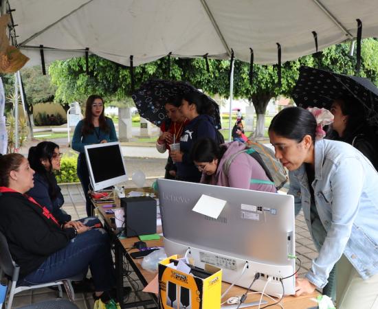 <p class="MsoNormal"><span style="mso-bidi-font-weight:bold">En el marco del Día Mundial de la Salud Mental, en el CUSur se realizan actividades para concientizar y trabajar sobre la sanidad de las emociones de la comunidad universitaria. Desde el 09 de octubre, la Clínica Escuela del CUSur, en colaboración con el Sistema Institucional de Seguridad, Salud y Medio Ambiente (SISSMA) de la Universidad de Guadalajara, en su enlace en el CUSur, ha realizado talleres y conferencias, que se extenderán hasta el 13 