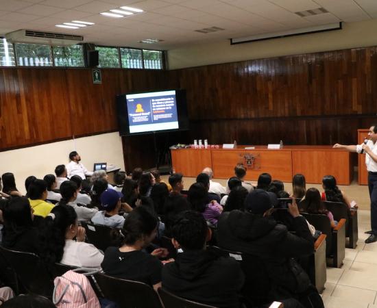 Charlan con alumnos sobre la construcción de la marca personal