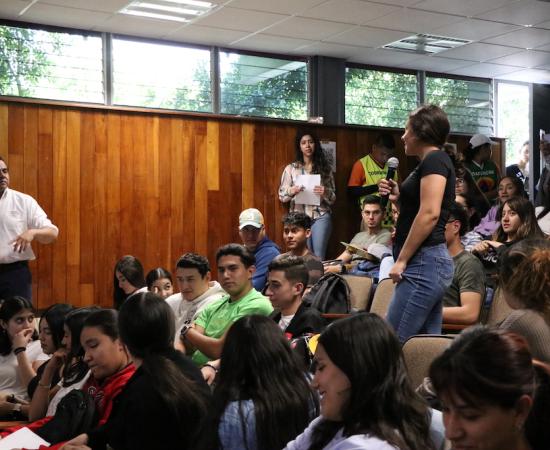 Charlan con alumnos sobre la construcción de la marca personal