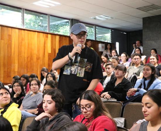 Charlan con alumnos sobre la construcción de la marca personal