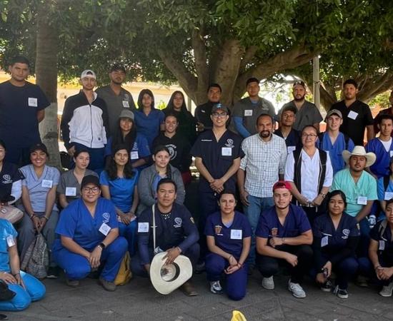 Brigada del CUSur apoya con vacunación antirrábica a municipio de Tonila