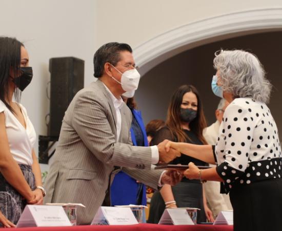 Reconocen a 29 jubilados del CUSur