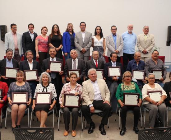 Reconocen a 29 jubilados del CUSur