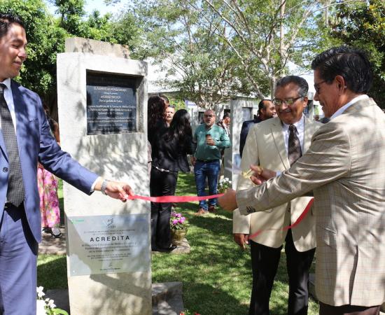 Develan placas de las carreras acreditadas en el CUSur