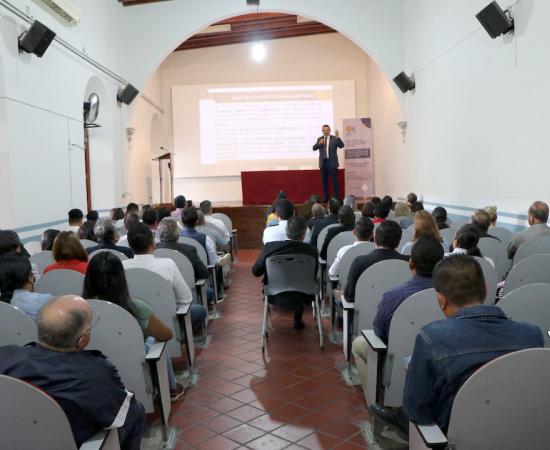 Fiscal anticorrupción de Jalisco charla con funcionarios públicos de 12 municipios del sur de Jalisco