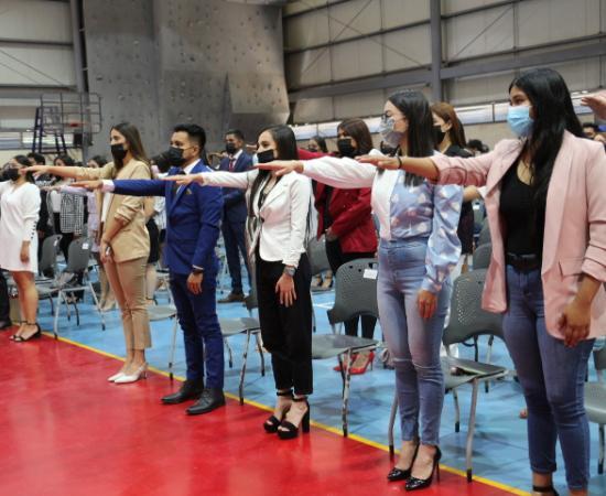 Egresados del CUSur reciben acta de titulación