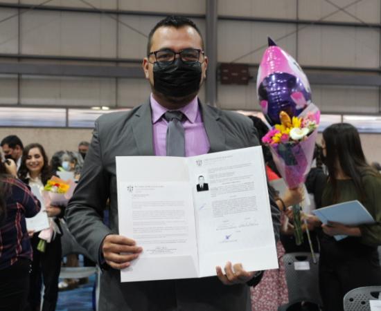 Egresados del CUSur reciben acta de titulación