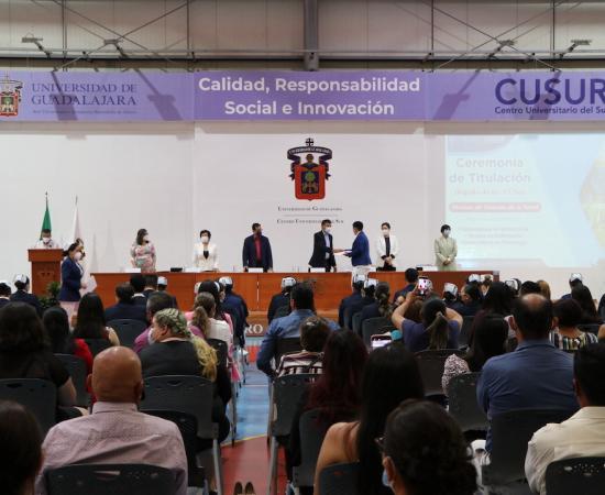 Egresados del CUSur reciben acta de titulación