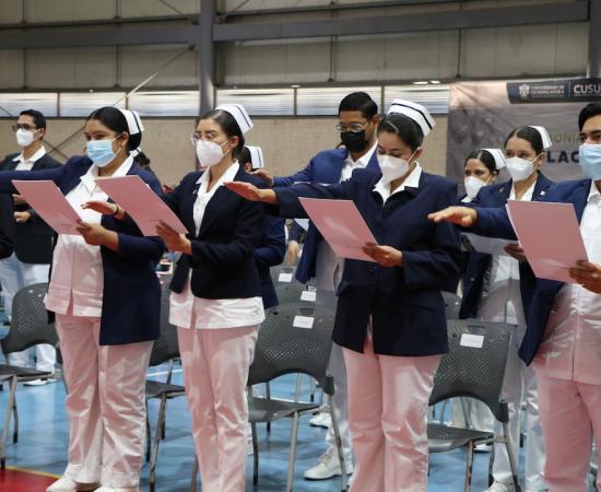 Egresados del CUSur reciben acta de titulación