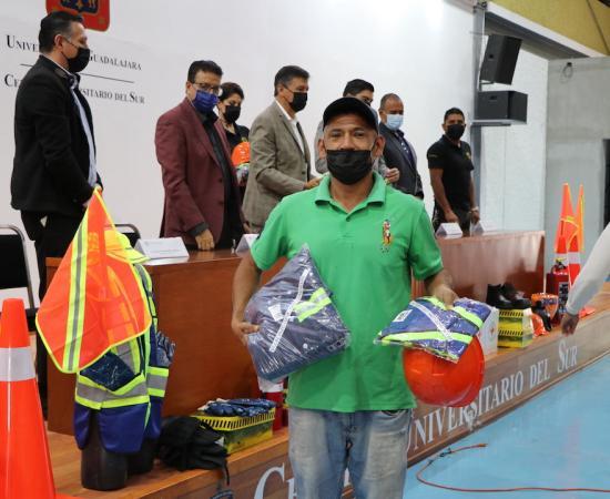 El CUSur entrega equipo al personal de servicios generales