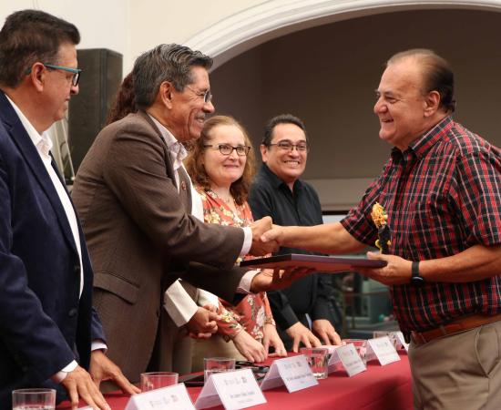 Reconocen a personal jubilado del CUSur por su dedicación y esfuerzo