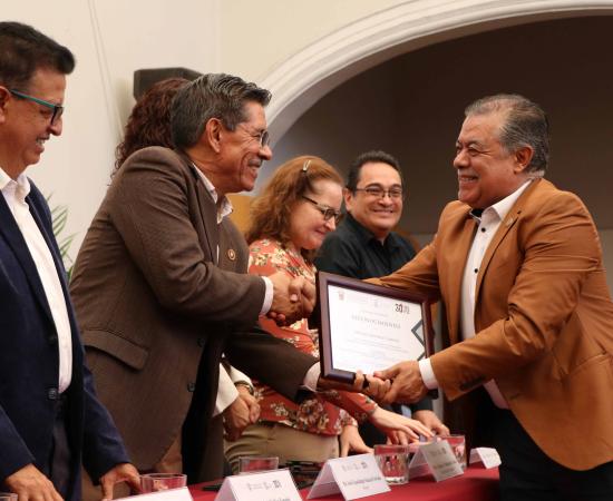 Reconocen a personal jubilado del CUSur por su dedicación y esfuerzo