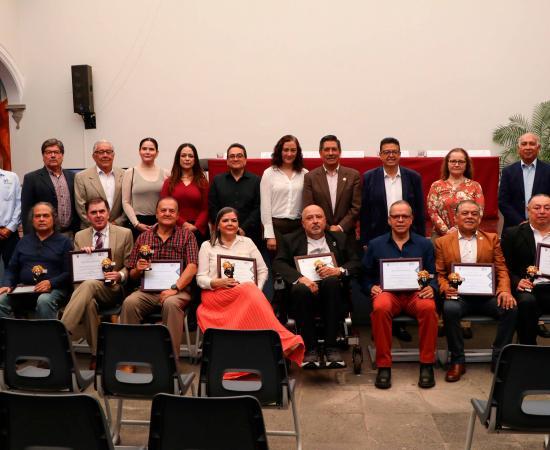 Reconocen a personal jubilado del CUSur por su dedicación y esfuerzo