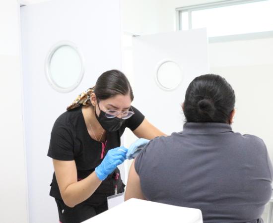 Aplican refuerzo de vacuna contra COVID-19 a personal del CUSur