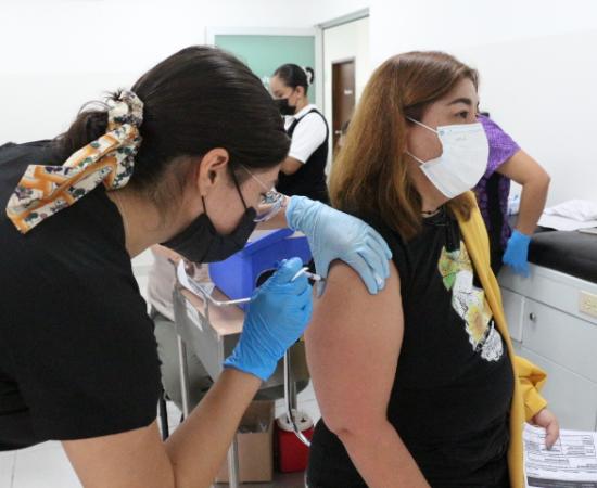 Aplican refuerzo de vacuna contra COVID-19 a personal del CUSur