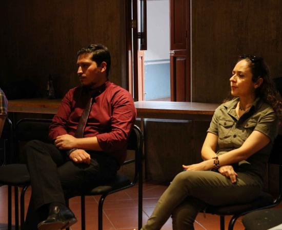 Debaten sobre la amistad y relaciones interpersonales en el Café filosófico de la Casa del Arte