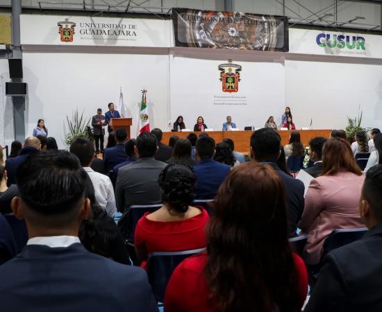 321 egresados del CUSur obtienen sus actas de titulación