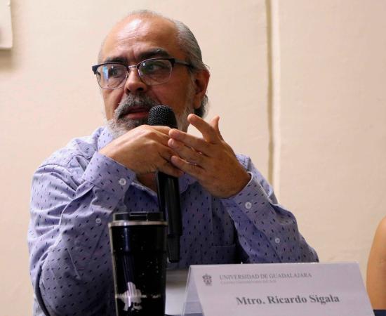 Presentan poemario “Hundir las manos temblorosas” en el CUSur