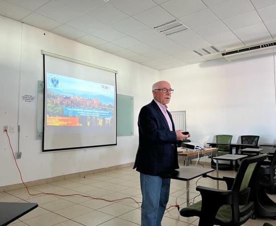 Investigador de la Universidad de Granada comparte experiencias de investigación con alumnos del CUSur