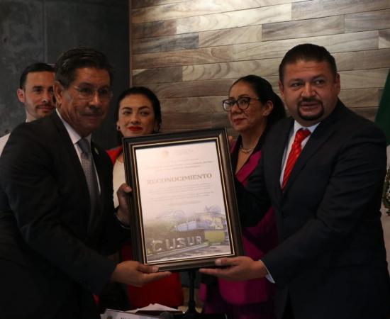 CUSur recibe reconocimiento del Ayuntamiento de Zapotlán el Grande por 30 años de labor educativa y cultural