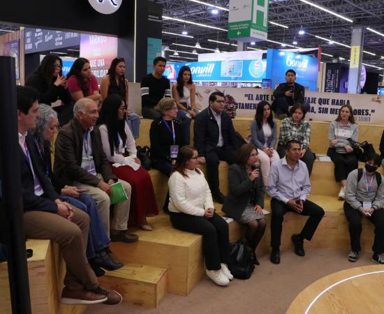 CUSur presenta libro que conecta teoría e innovación en negocios en la FIL 2024