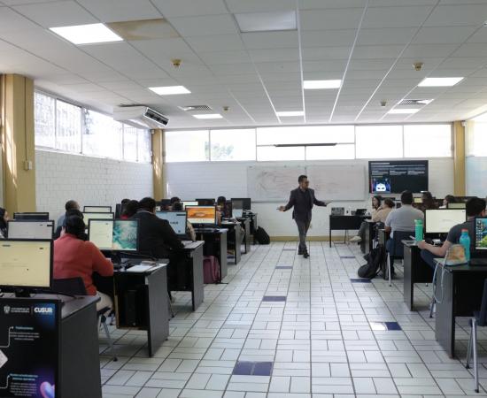 Realizan en CUSur taller sobre inteligencia artificial aplicada a la investigación
