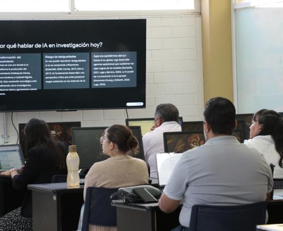 Realizan en CUSur taller sobre inteligencia artificial aplicada a la investigación