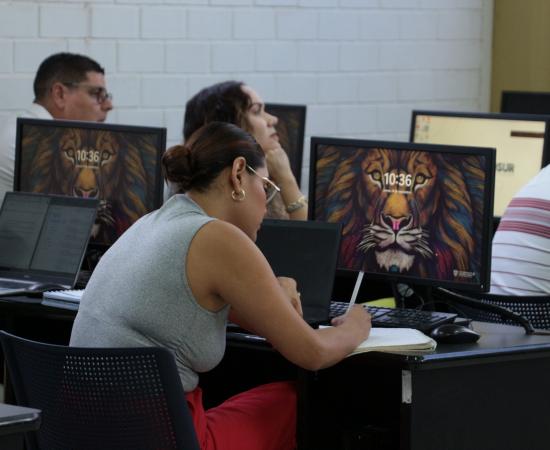 Realizan en CUSur taller sobre inteligencia artificial aplicada a la investigación