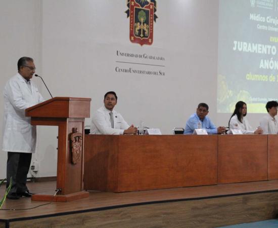 Ceremonias de Juramento e Imposición de Batas Blancas fortalecen la ética médica en estudiantes del CUSur